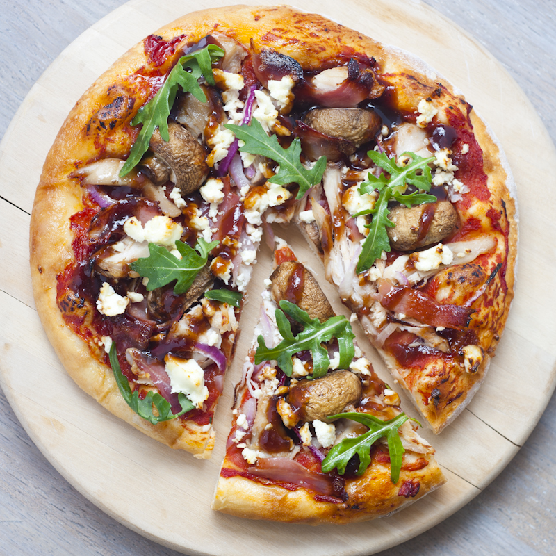 barbecued-chicken-pizza-summer-table